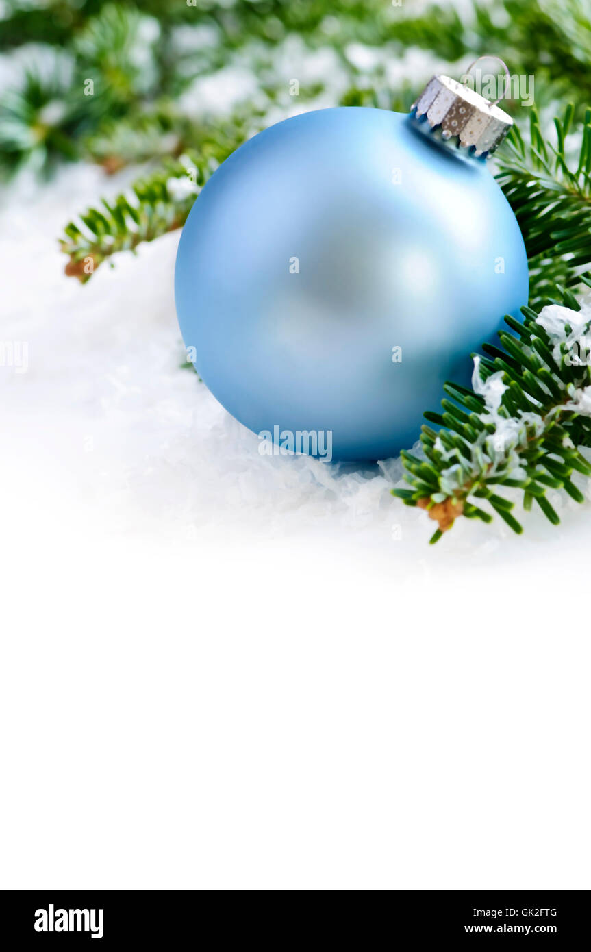 blaue Kugel Schnee Stockfoto