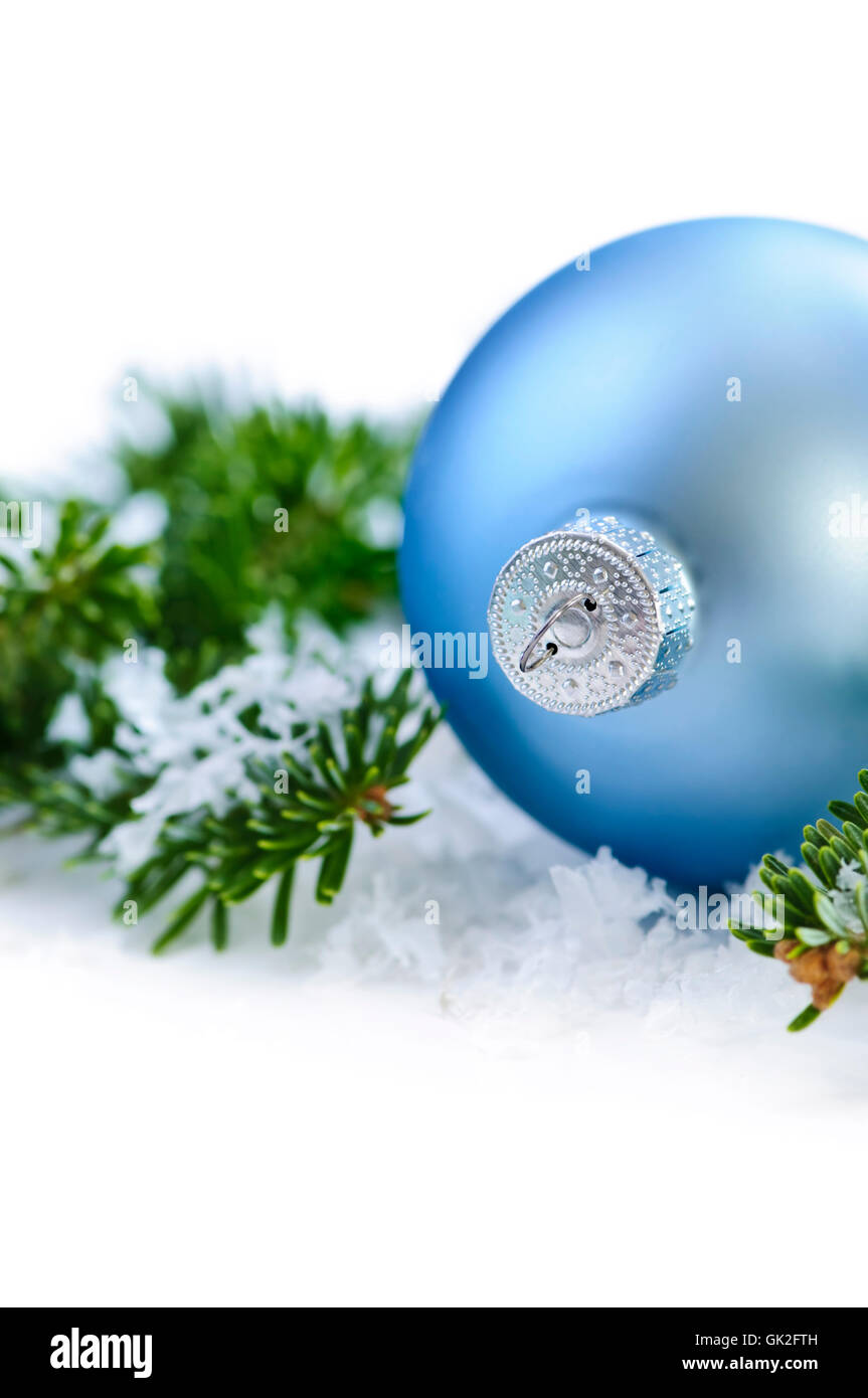 blaue Kugel Schnee Stockfoto