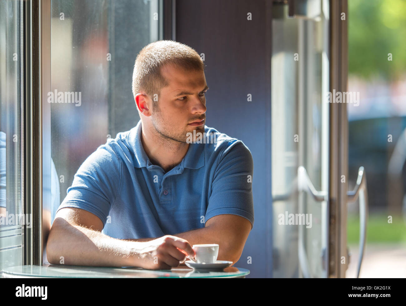 Junger Mann in einem Café Kaffee trinken Stockfoto