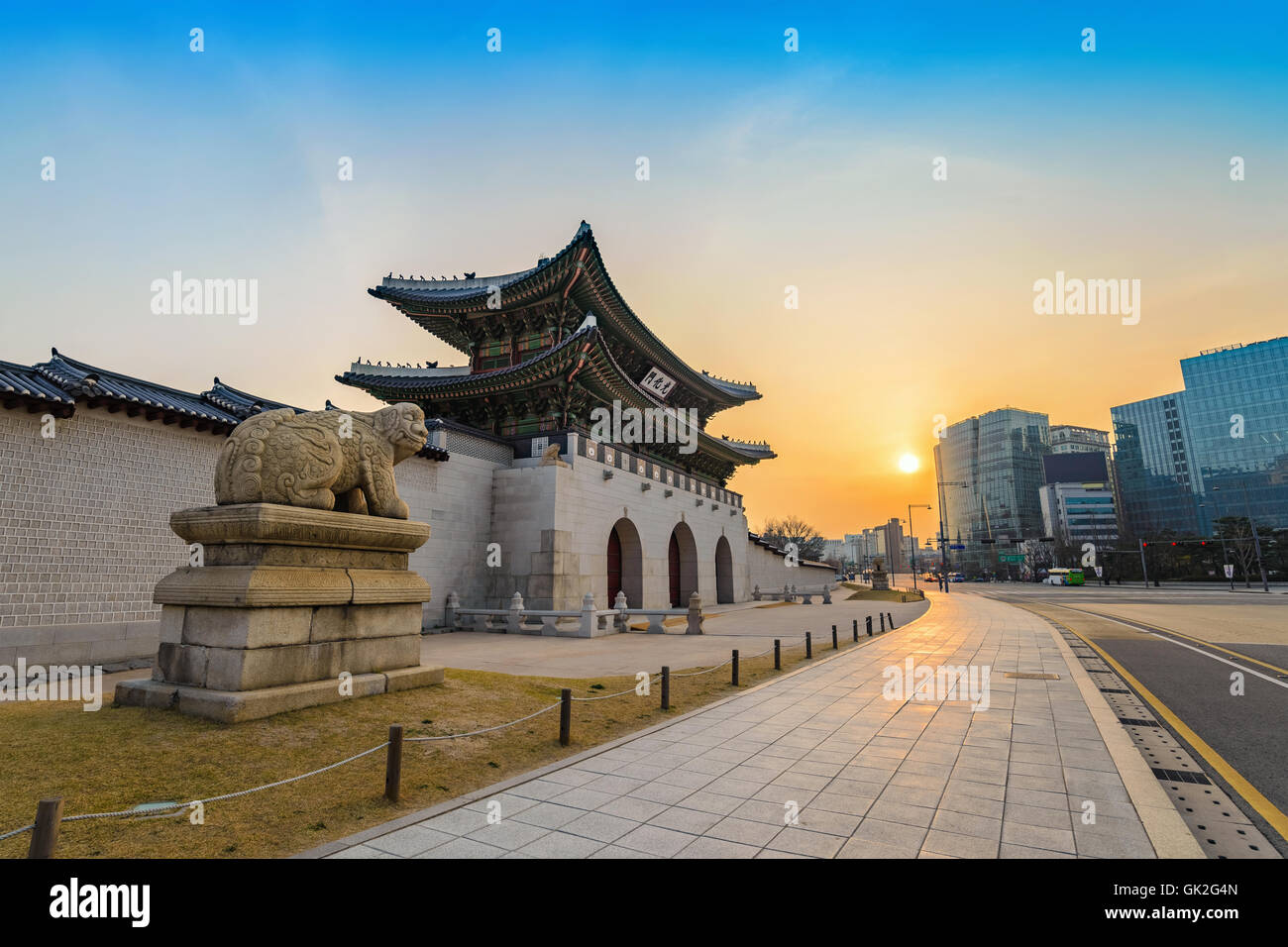 Gwanghwamun Tor bei Sonnenaufgang, Seoul, Südkorea Stockfoto