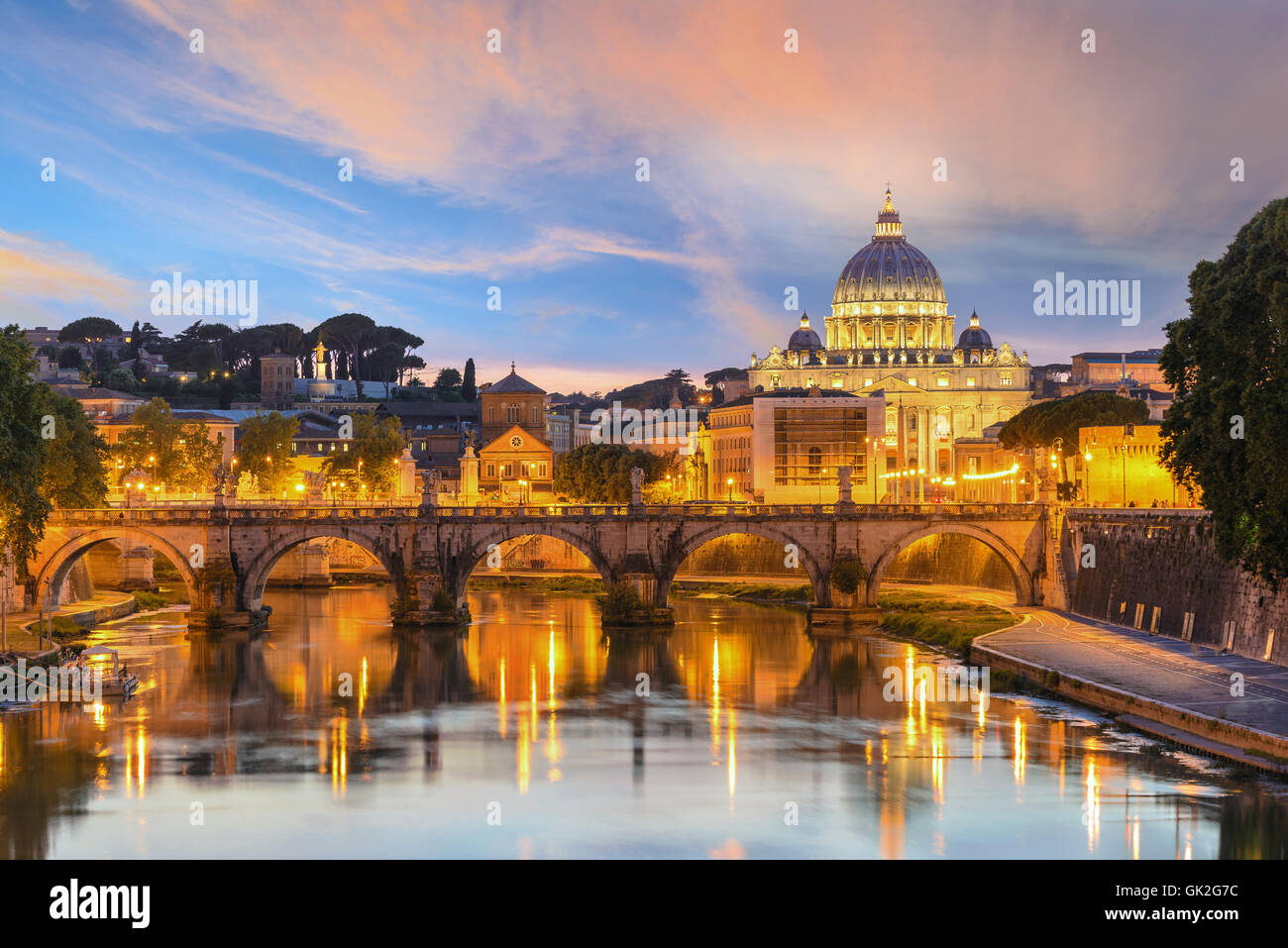 Sonnenuntergang an der St. Peter Basilika, Rom, Italien Stockfoto