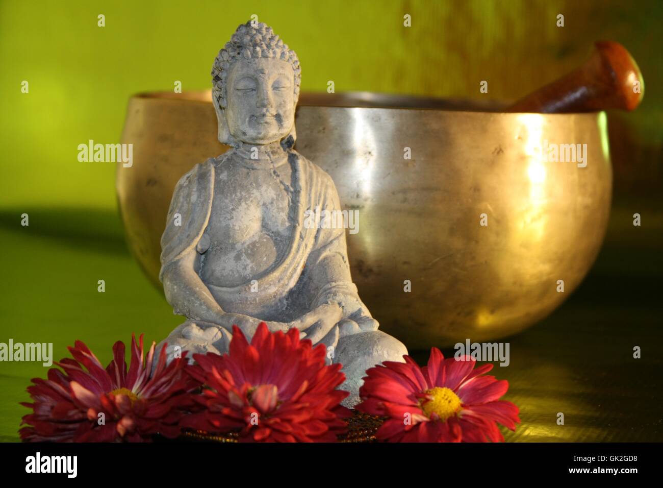 Buddha mit Klangschale Stockfoto