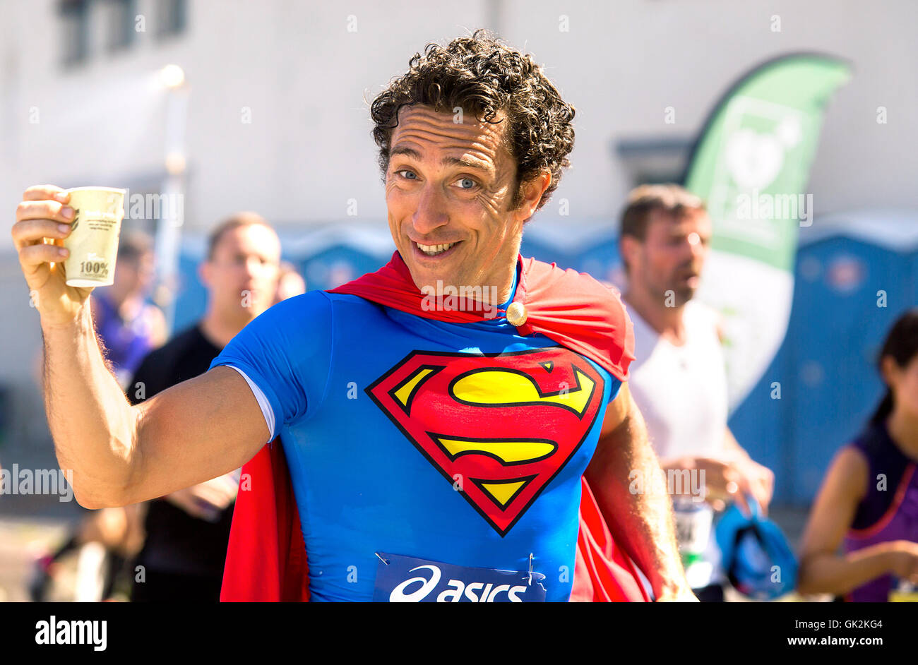 Stockholm, Schweden, 4. Juni 2016. Athlet gekleidet als Superman laufen Oasics Stockholm Marathon, Schweden. Stockfoto