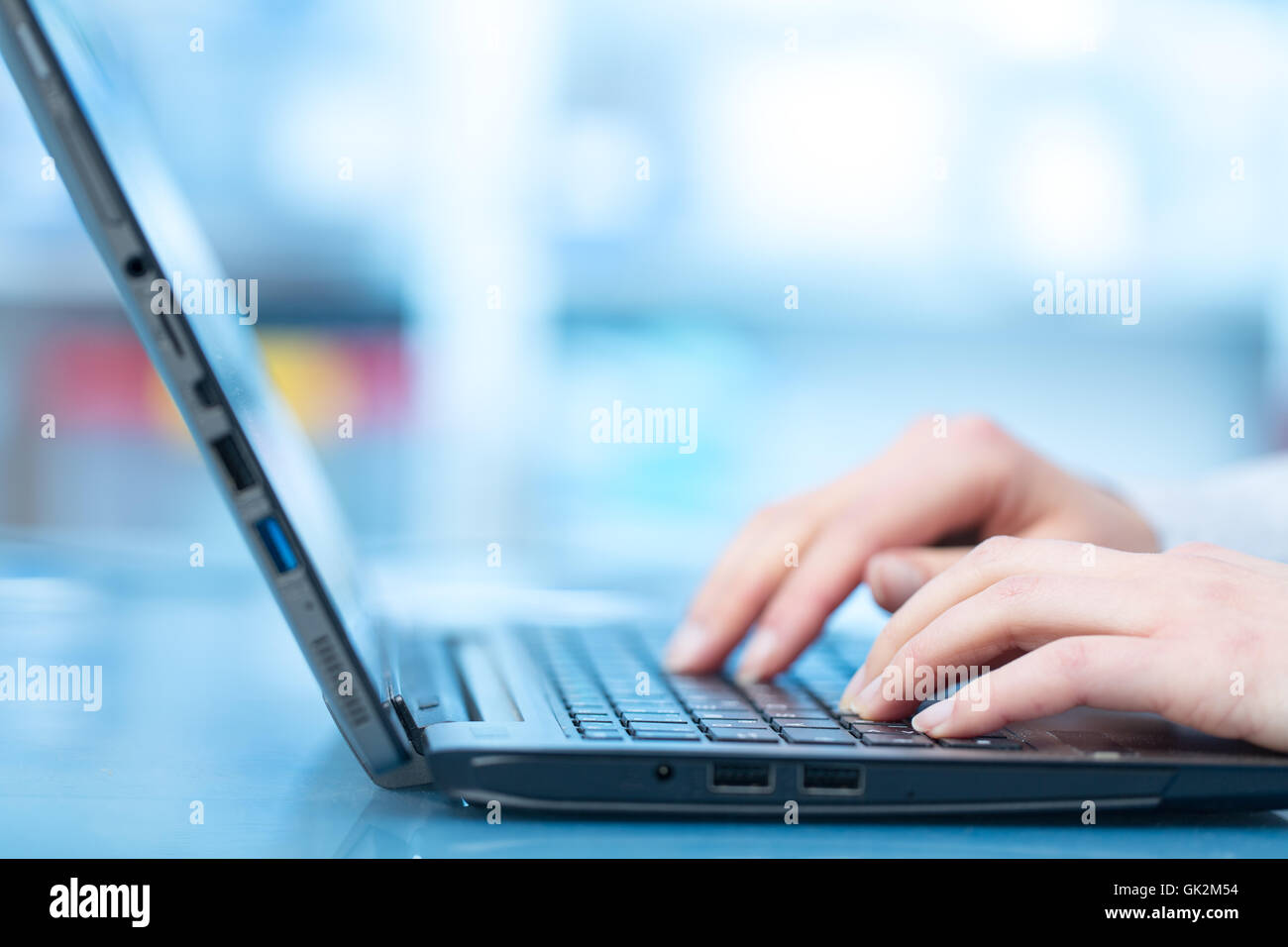 Junge Frau Hand auf Laptop-Tastatur Stockfoto