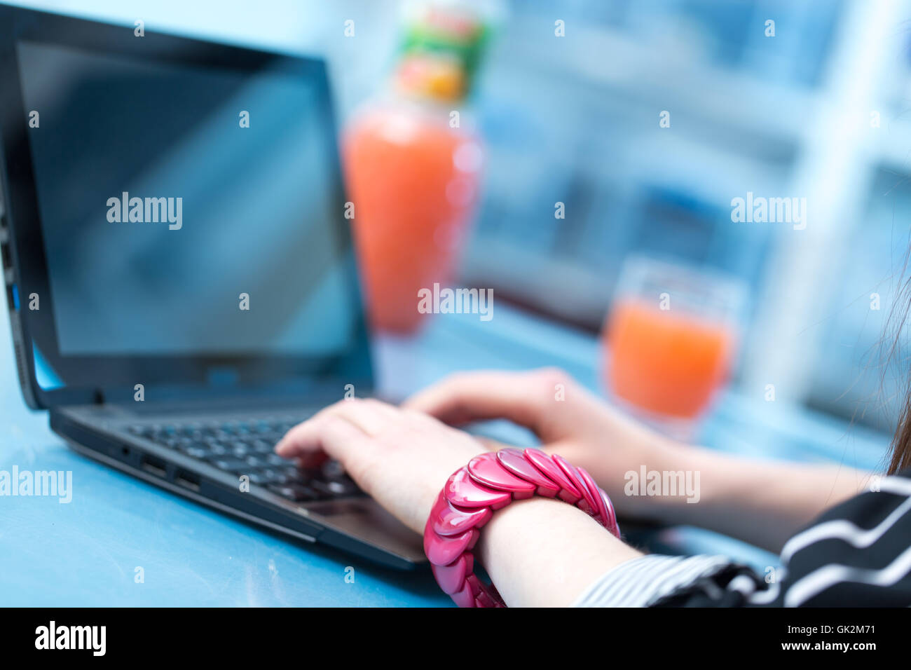 Junge Frau Hand auf Laptop-Tastatur Stockfoto