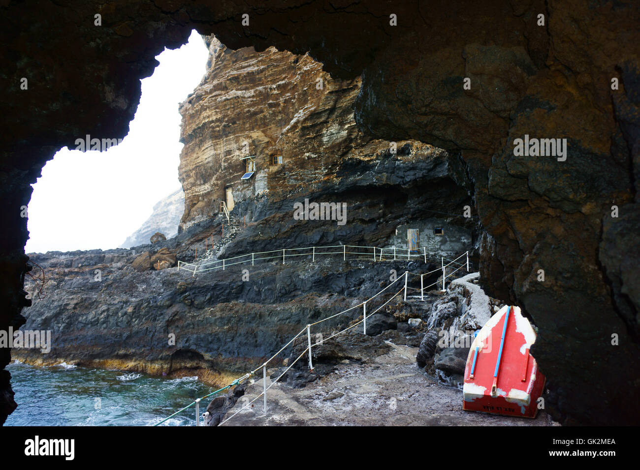 Häuser auf Klippe mit Bogen am Puerto Puntagorda, Insel La Palma, Kanarische Inseln, Spanien Stockfoto