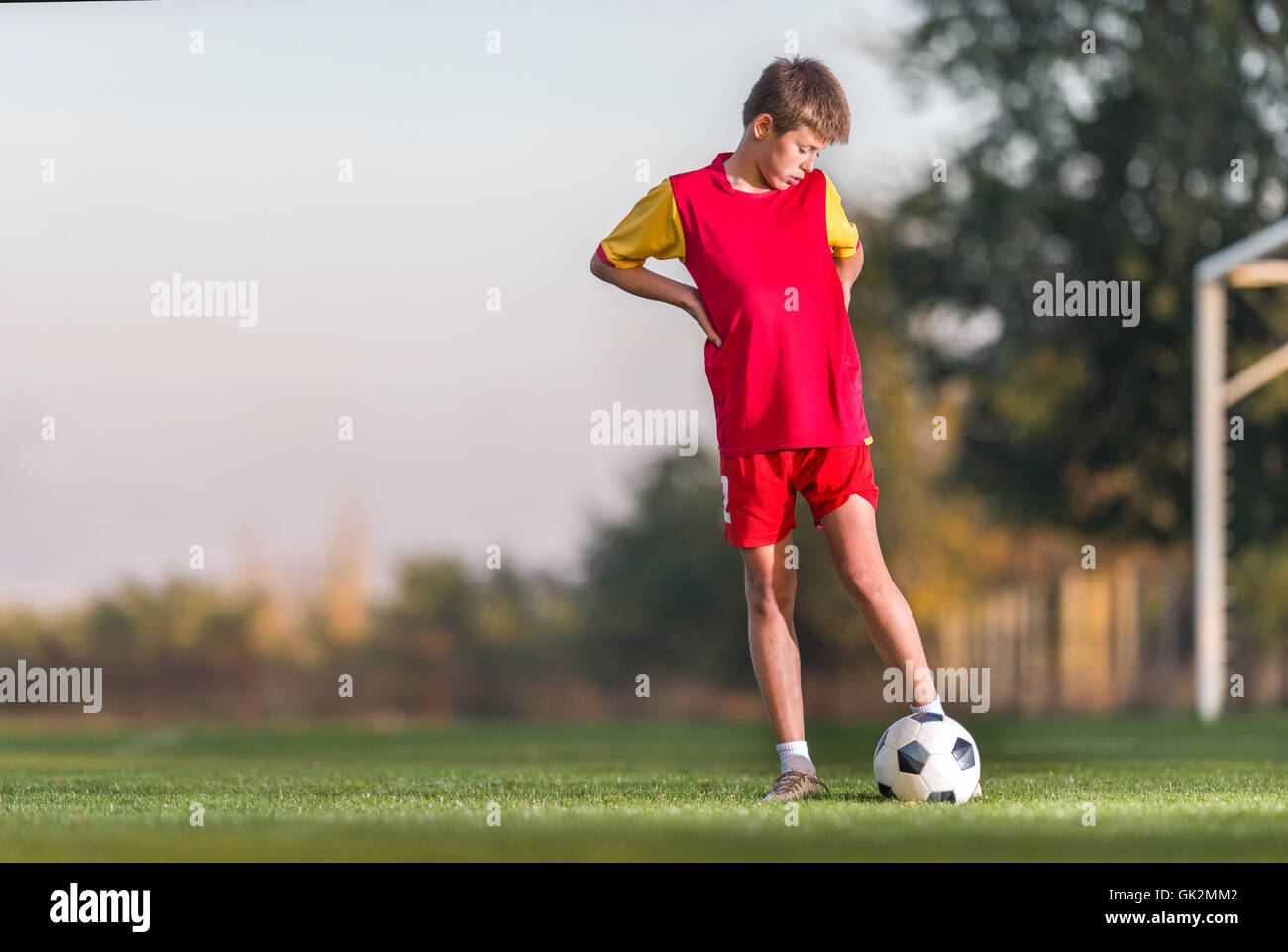 Kleiner Junge mit Fußball posieren für Bild Stockfoto