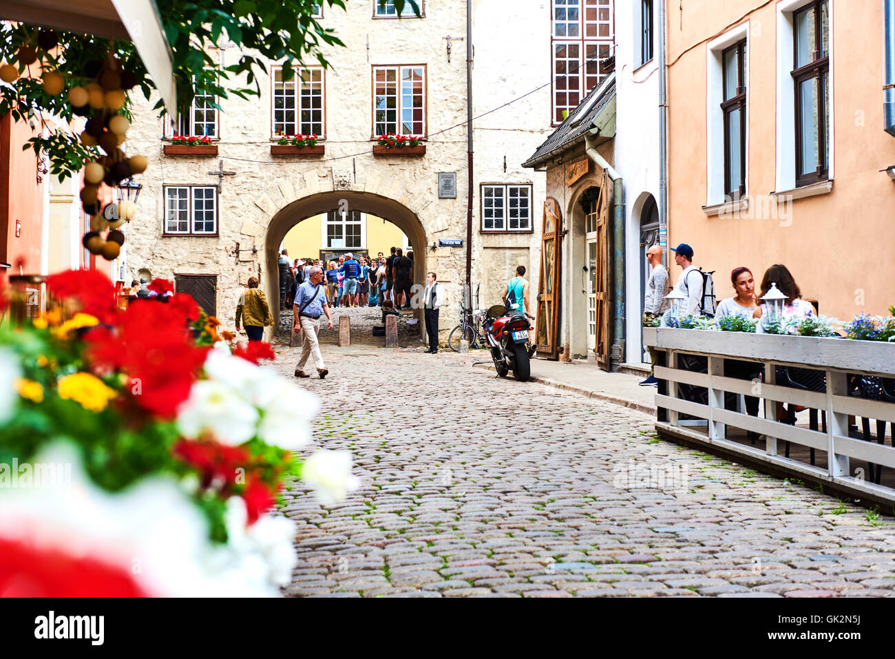 Touristen in der Altstadt von Riga. In Nordeuropa. Lettland Stockfoto