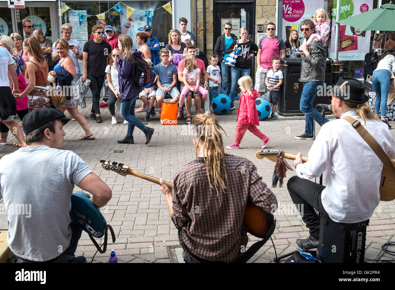 Musiker aus der Band, die großen Sets unterhalten Urlauber in Newquay, Cornwall. Stockfoto