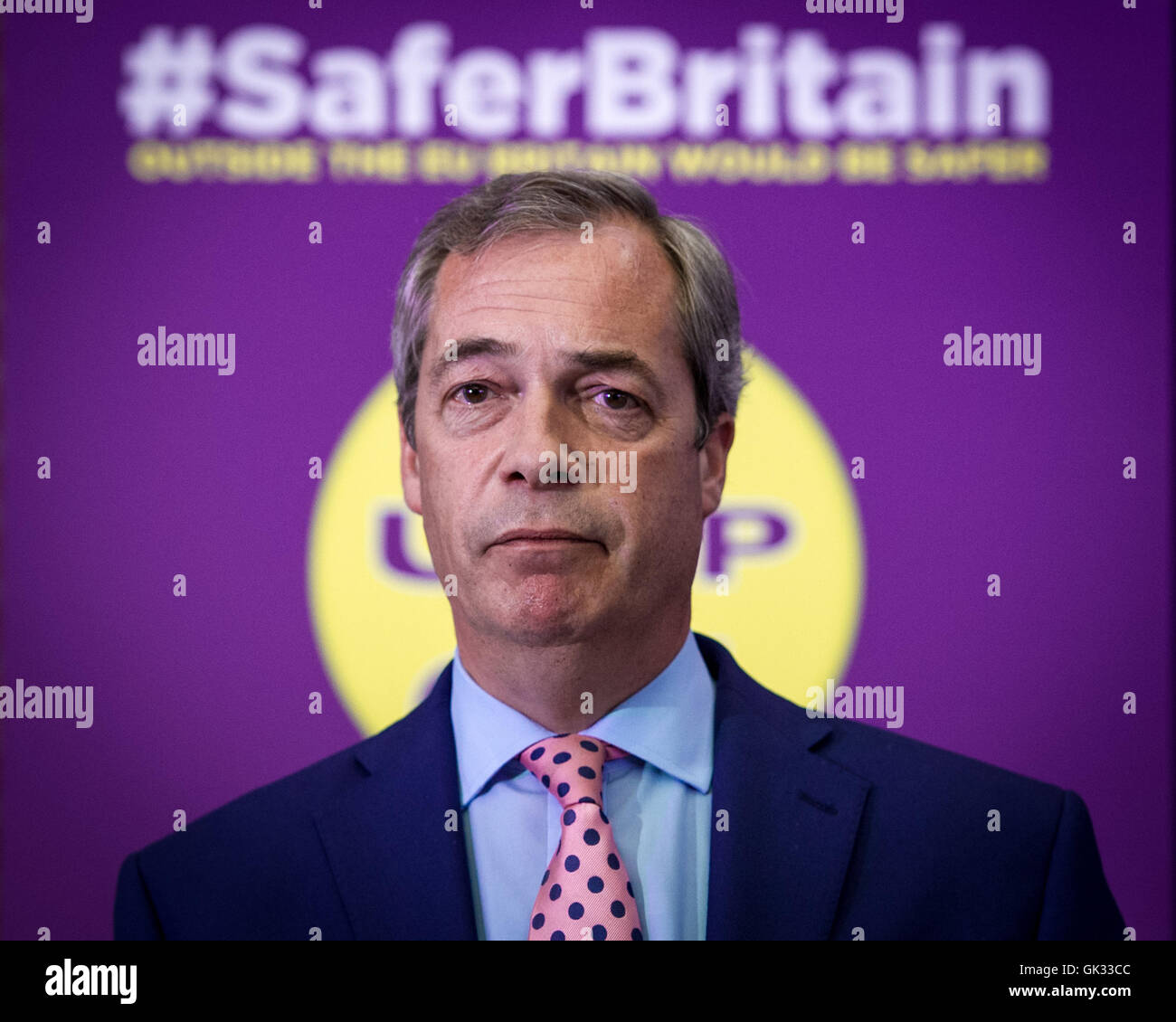 Die UKIP Führer Nigel Farage schwingt ein Passport-Konto in seinem Keynote-Vortrag auf, wie, er glaubt, das Vereinigte Königreich werden von Daesh und anderen Dschihad-Terroristen sicherer, wenn das Land der Europäischen Union verlässt.  Mitwirkende: Nigel Farage, Führer der Unabhängigkeit Par UK Stockfoto