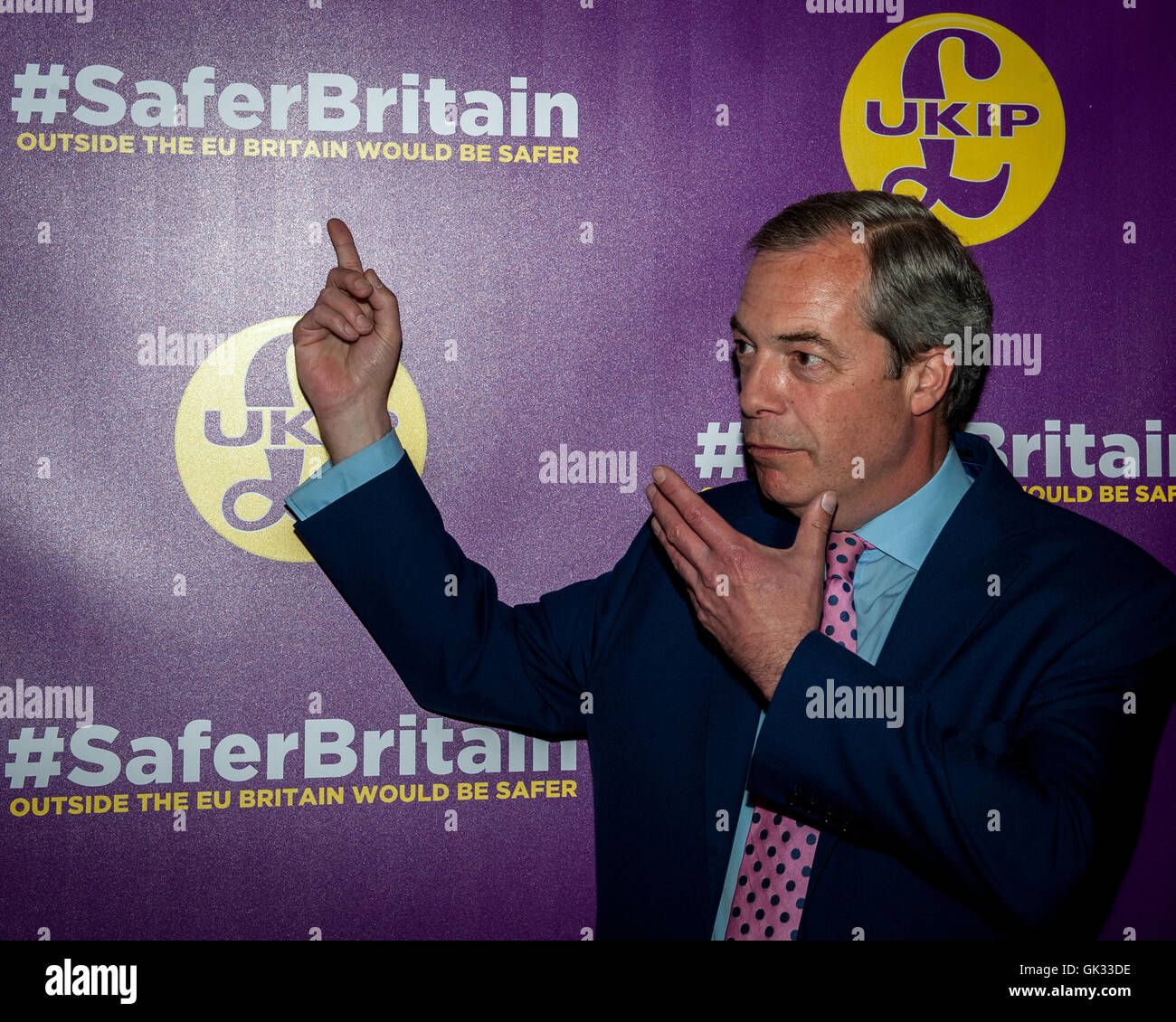 Die UKIP Führer Nigel Farage schwingt ein Passport-Konto in seinem Keynote-Vortrag auf, wie, er glaubt, das Vereinigte Königreich werden von Daesh und anderen Dschihad-Terroristen sicherer, wenn das Land der Europäischen Union verlässt.  Mitwirkende: Nigel Farage, Führer der Unabhängigkeit Par UK Stockfoto