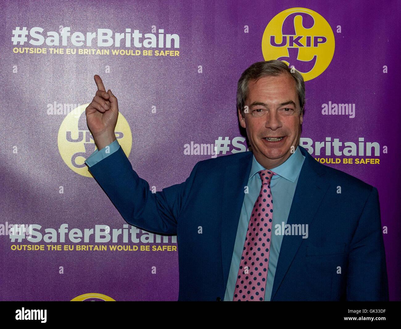 Die UKIP Führer Nigel Farage schwingt ein Passport-Konto in seinem Keynote-Vortrag auf, wie, er glaubt, das Vereinigte Königreich werden von Daesh und anderen Dschihad-Terroristen sicherer, wenn das Land der Europäischen Union verlässt.  Mitwirkende: Nigel Farage, Führer der Unabhängigkeit Par UK Stockfoto