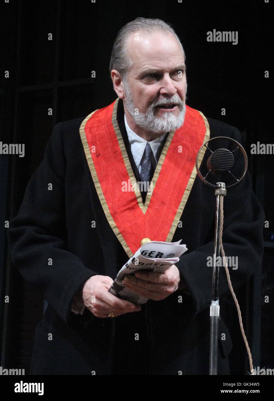 Hugh Bonneville stars wie Dr. Stockmann in Ibsens "Ein Volksfeind des Volkes" in der Chichester Festival Theatre Featuring: William Gaminara Where: Chichester, Großbritannien: 29. April 2016 Stockfoto