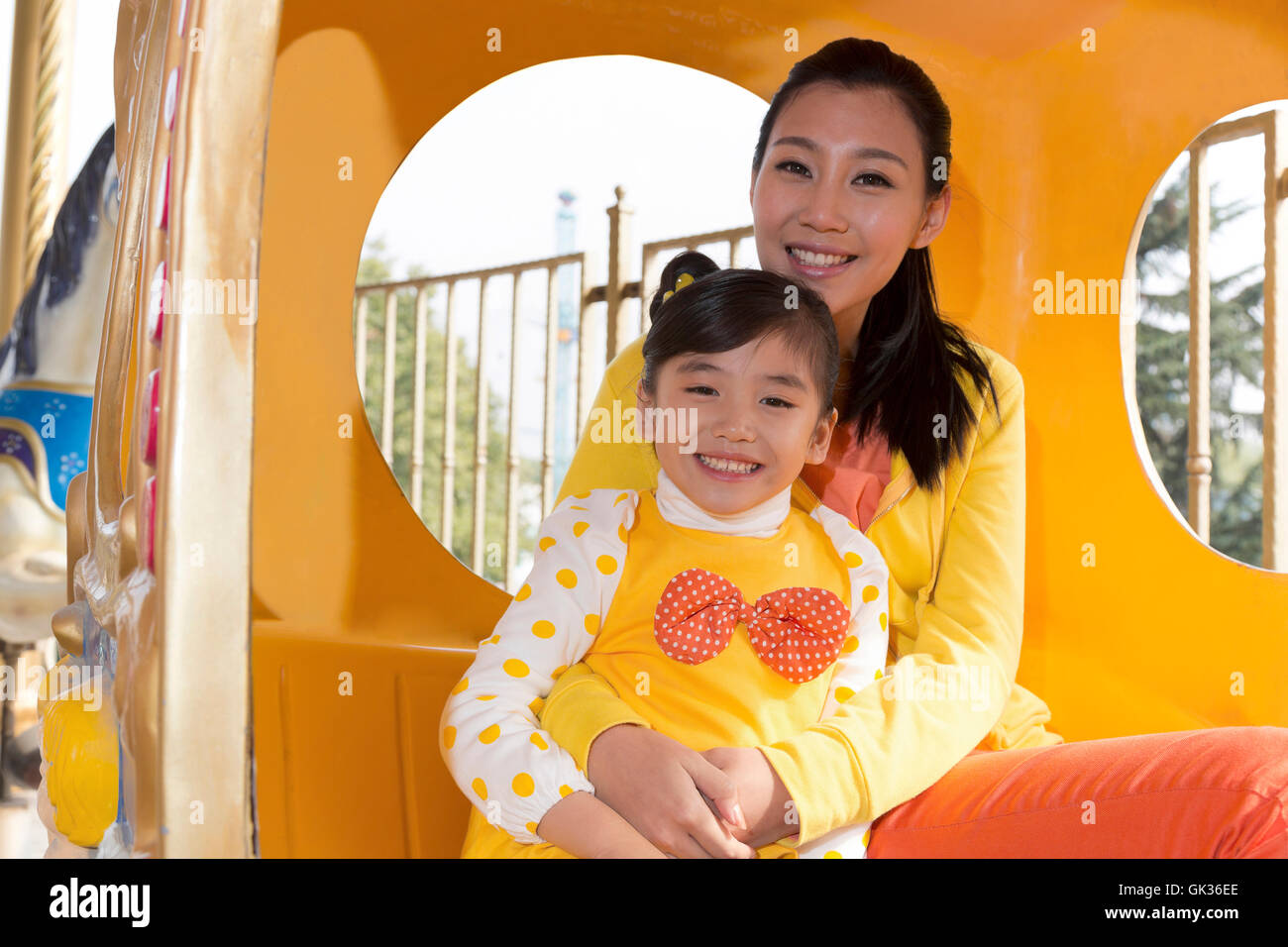 Mutter und Tochter in einem Freizeitpark fahren rotierenden Wagen Stockfoto