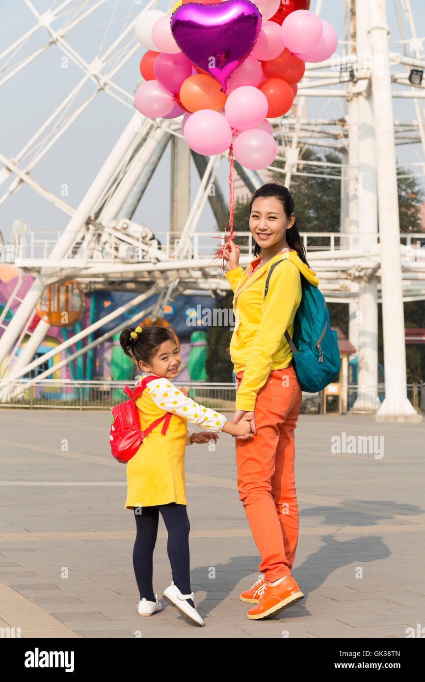 Mutter und Tochter im Freizeitpark Stockfoto