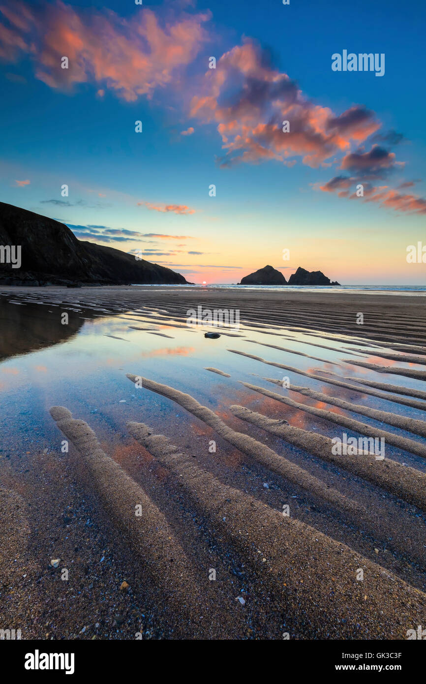 Der Strand von Holywell Bay an der Küste von North Cornwall, bei Sonnenuntergang aufgenommen. Stockfoto