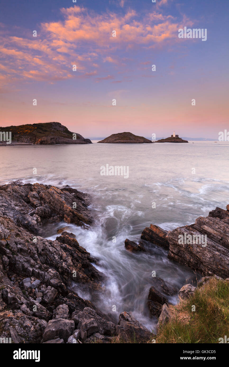 Sonnenuntergang am Armband Bucht an der Gower-Halbinsel mit murmelt Leuchtturm in der Ferne. Stockfoto