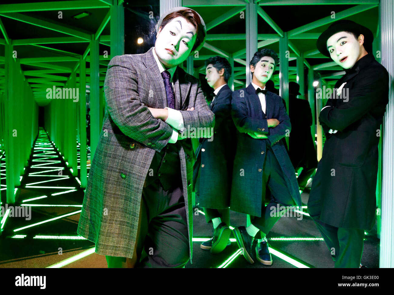 (links nach rechts) Yeong-min Lee, CS Choi und Mun Jeong-Seok, erkunden die mit Zauberer aus der Betrüger das Spiegellabyrinth auf Edinburghs Camera Obscura und Welt der Illusionen während des Edinburgh Festivals. Stockfoto