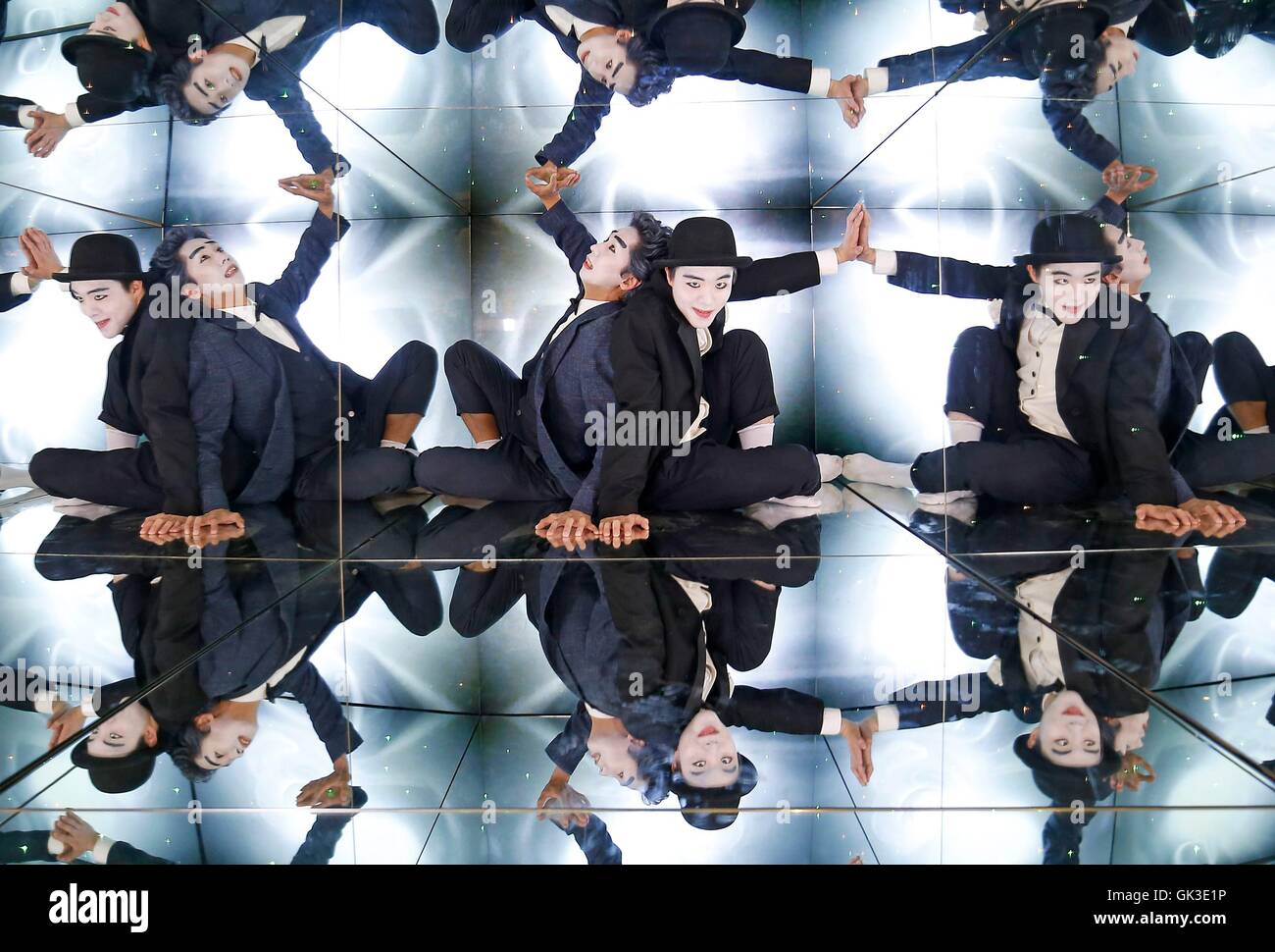 (links nach rechts) Erkunden innen ein riesiges Kaleidoskop an Edinburghs Camera Obscura und Welt der Illusionen während des Edinburgh Festivals, CS Choi und Mun Jeong-Seok, zwei der Chaplinesken Magier aus der Betrüger. Stockfoto