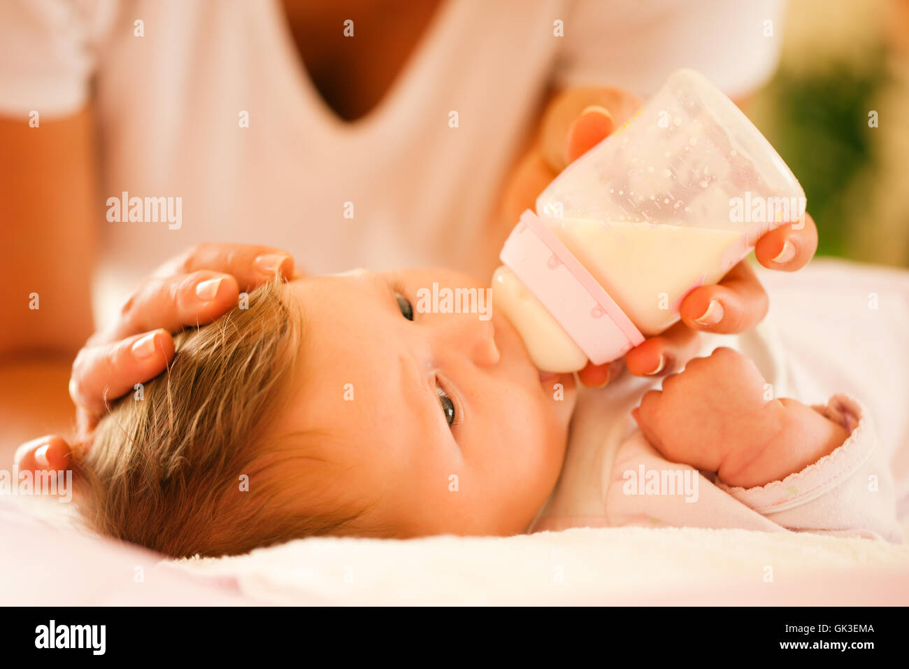 Mutter füttert ihr baby Stockfoto