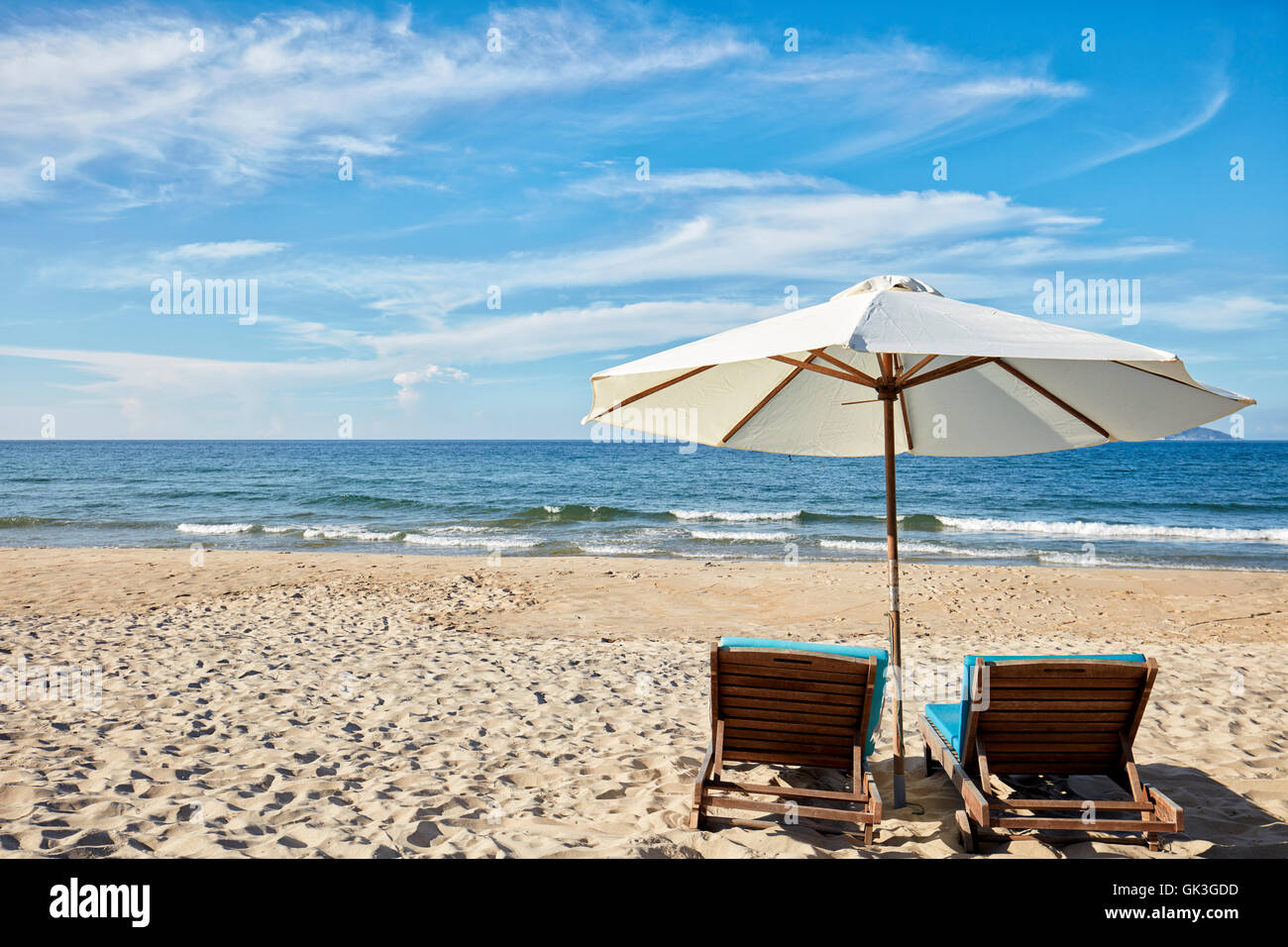 Liegestühle und Sonnenschirm am Cua Dai Beach. Hoi An, Provinz Quang Nam, Vietnam. Stockfoto