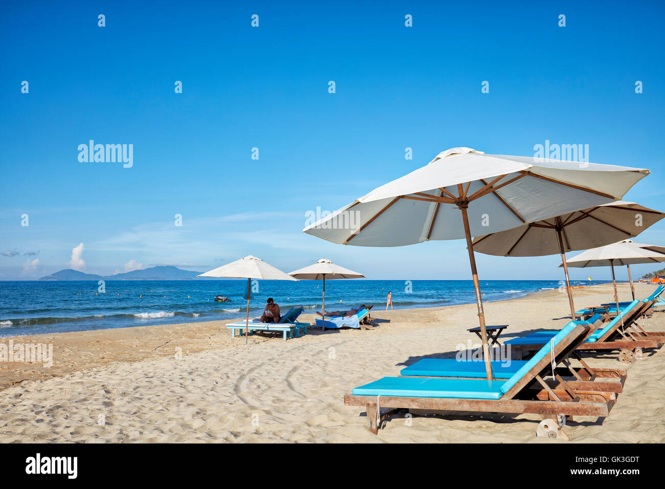 Liegestühle und Sonnenschirme am Cua Dai Beach. Hoi An, Provinz Quang Nam, Vietnam. Stockfoto