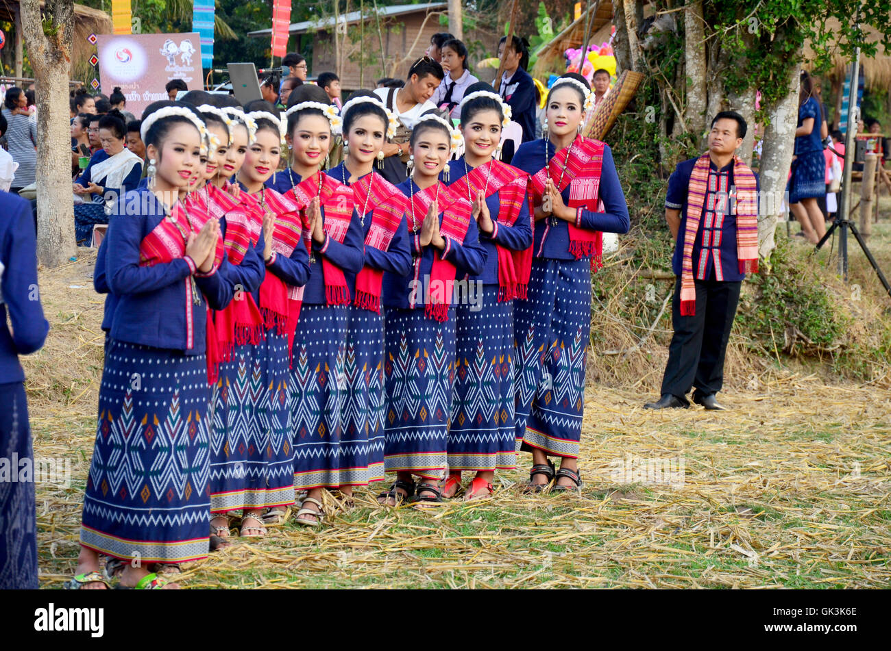 Phu Tai-Völker tragen Kleider Tracht Phu thai für Show und Join Phu thai World Tag Festival am Ban Non Hom am 16. Januar Stockfoto