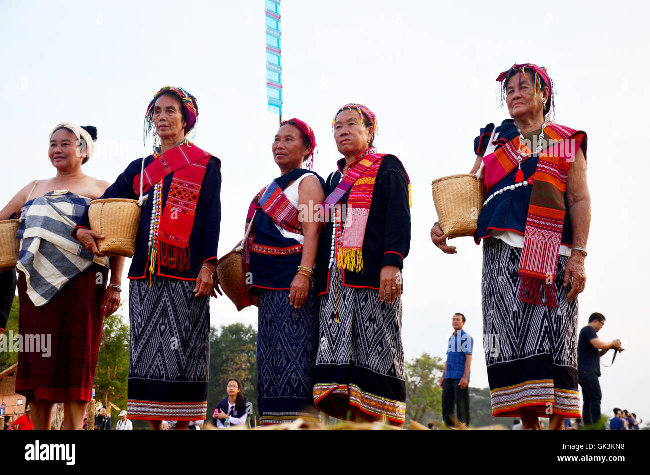 Phu Tai-Völker tragen Kleider Tracht Phu thai für Show und Join Phu thai World Tag Festival am Ban Non Hom am 16. Januar Stockfoto
