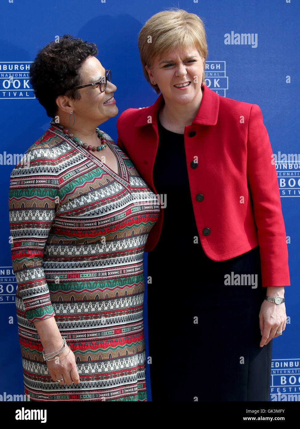 Erste Ministerin Nicola Sturgeon mit Schottlands Makar, Jackie Kay, (links), bevor sie an einer Veranstaltung beim Edinburgh International Book Festival teilnahmen, wo sie die Gedichte diskutierten, die Kay in ihrer Rolle als Makar und Sturgeons¢'s Reading Challenge produziert. Stockfoto