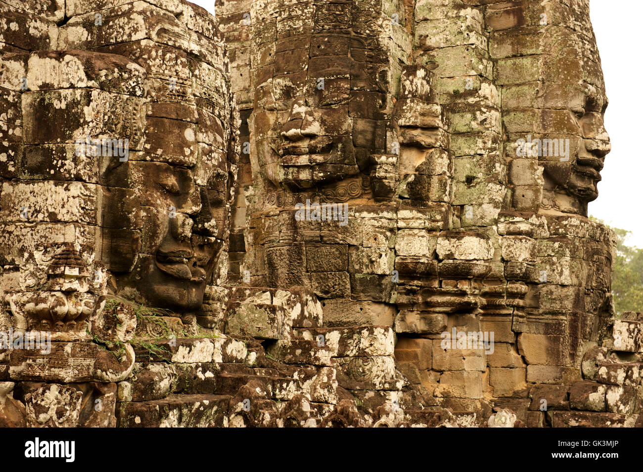 17. Januar 2012, Angkor, Kambodscha---charakterisieren mehrere gigantische geschnitzten Steinköpfe von König Jayavarman VII. den mystischen Stockfoto