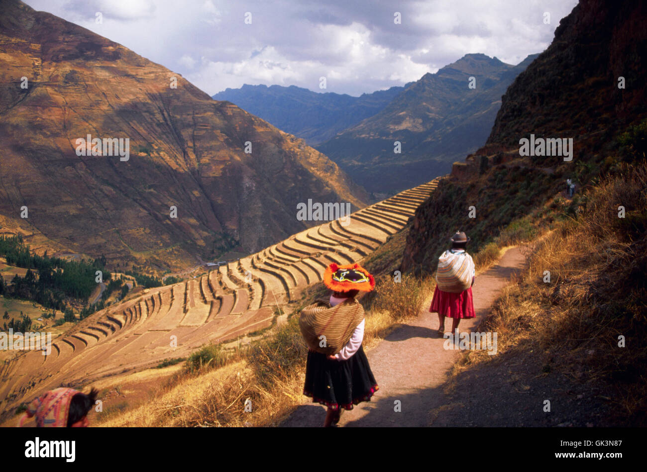 ca. 1980-1995, Cuzco, Peru---Terrassierung unterhalb einer zerstörten Inkafestung auf einem Hügel über Pisac, Peru. | Lokalität: Unfern von Pisac, C Stockfoto