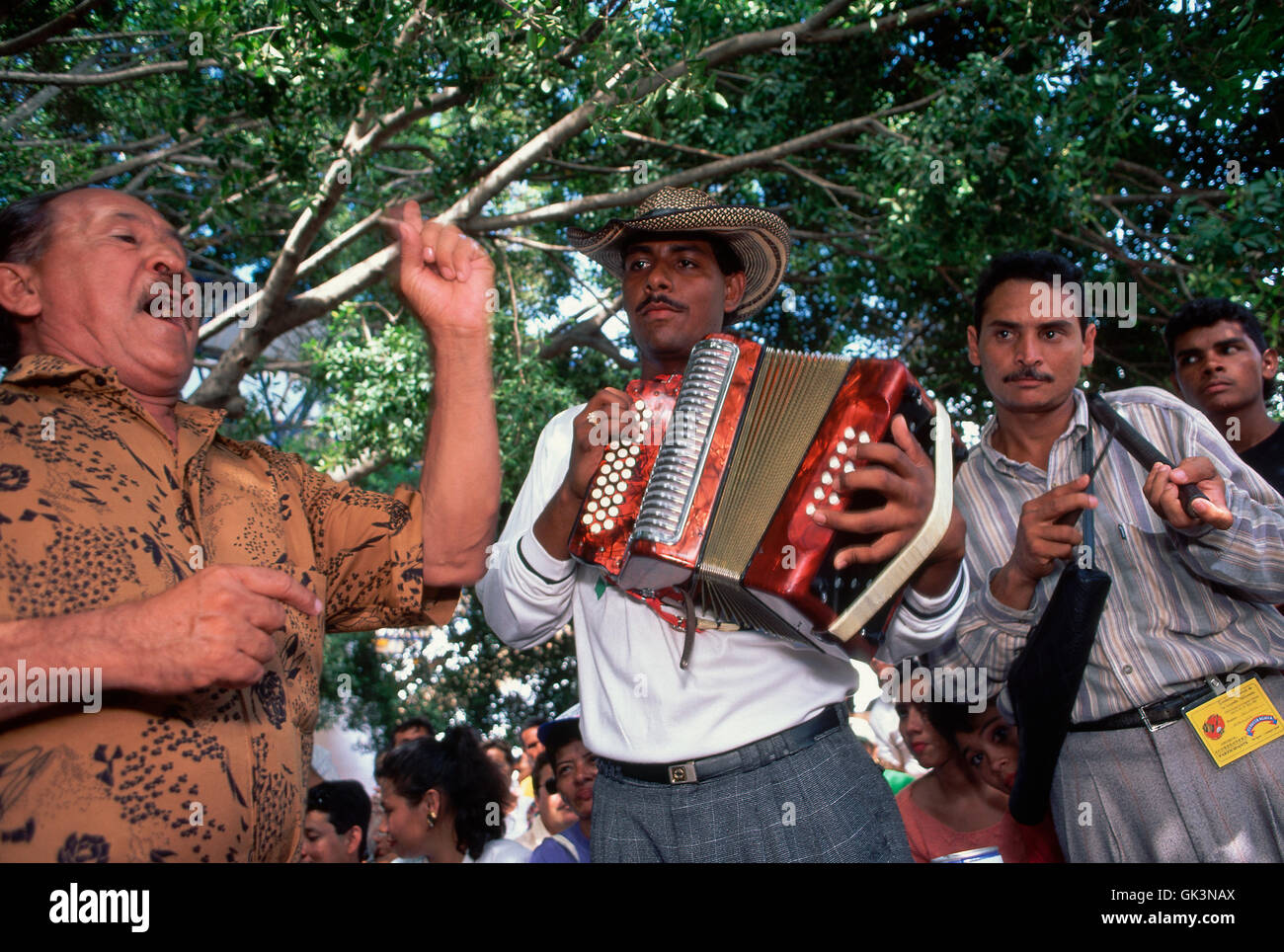 1994---ein Mann singt, begleitet von einem Akkordeon und Percussion Block entlang. Die Vallentos Darsteller singen Balladen und Stockfoto