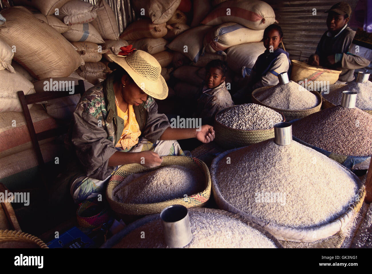 ca. 2000, Ambositra, Madagaskar---Frau verkaufen Reis---Bild von Jeremy Horner © Stockfoto