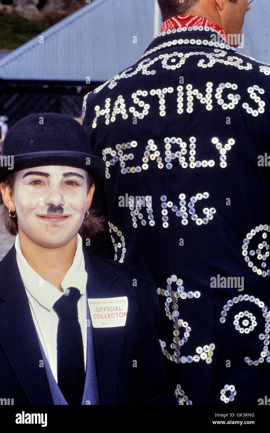 Hastings pearly König und ein Charlie Chaplin Kostüm Look-a-Like an der alten Stadt Karneval Prozession. Sussex. England. UK Stockfoto