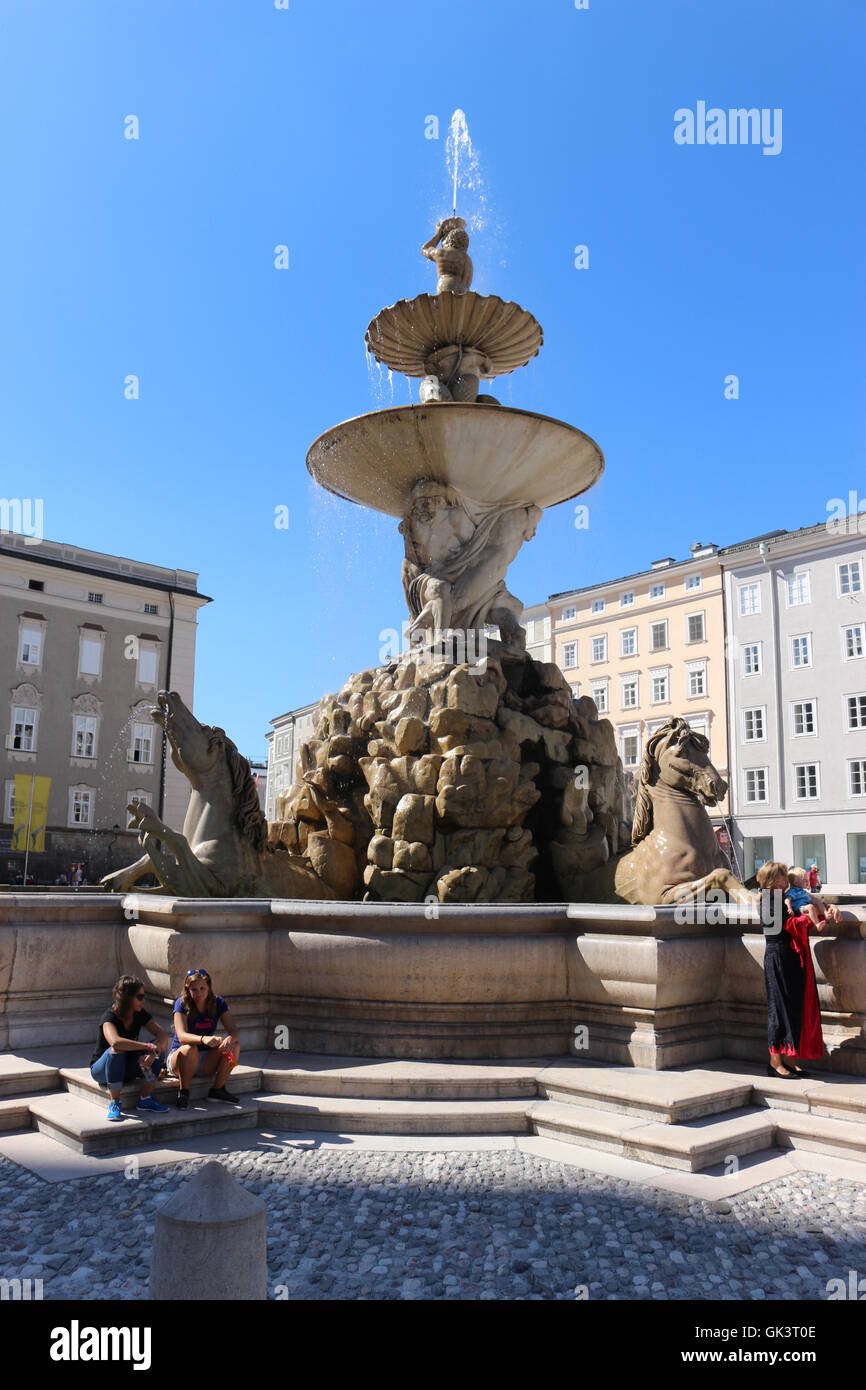 An der berühmten Residenzplatz in Salzburg. Bürgerhäuser und der Residenzbrunnen, ein Brunnen in den 17 erstellt. Jahrhundert. Stockfoto