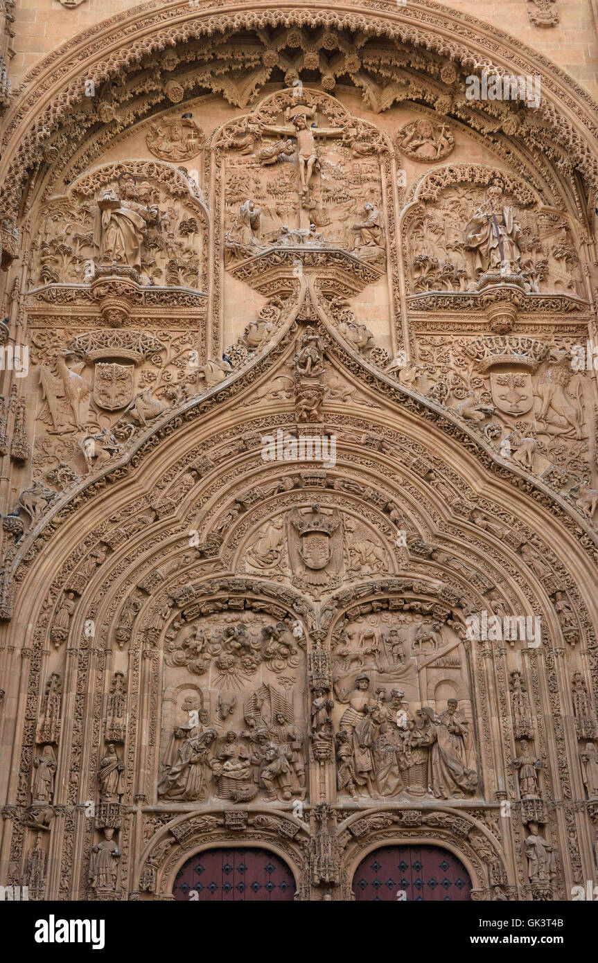 Gotische Fassade der neuen Kathedrale von Salamanca. Spanien Stockfoto