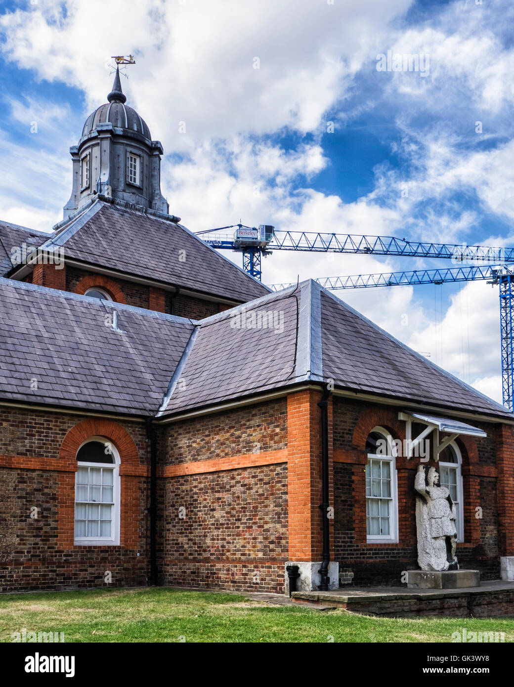 Woolwich, London. Die Royal Arsenal Riverside-Entwicklung mit Arsenal Altbauten - Royal Messinggießerei Stockfoto