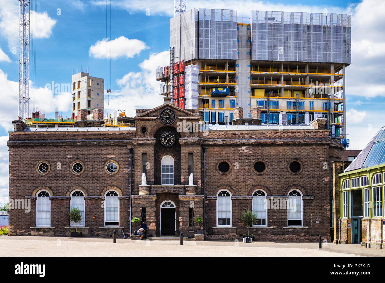 Woolwich, London. Royal Military Academy Gebäude außen, Greenwich Heritage Centre & neues Appartementhaus im Bau Stockfoto