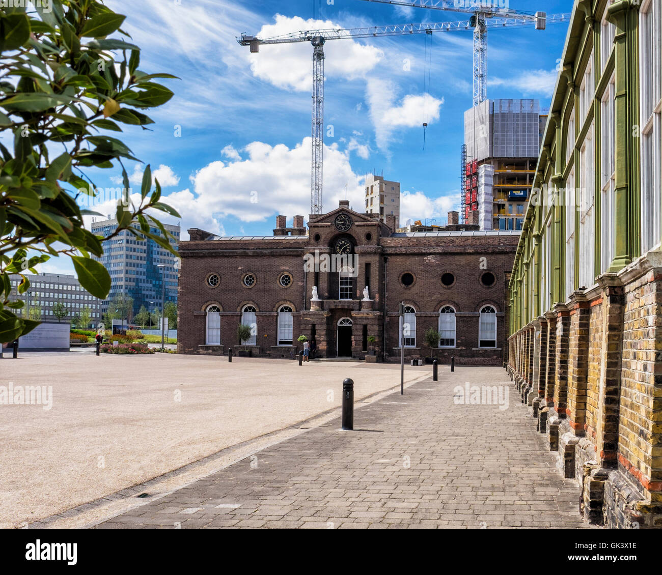 Woolwich, London. Royal Military Academy Gebäude außen, Greenwich Heritage Centre & neues Appartementhaus im Bau Stockfoto