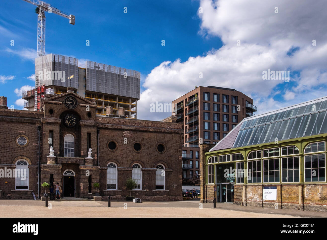 Woolwich, London. Royal Military Academy Gebäude außen, Greenwich Heritage Centre & neues Appartementhaus im Bau Stockfoto