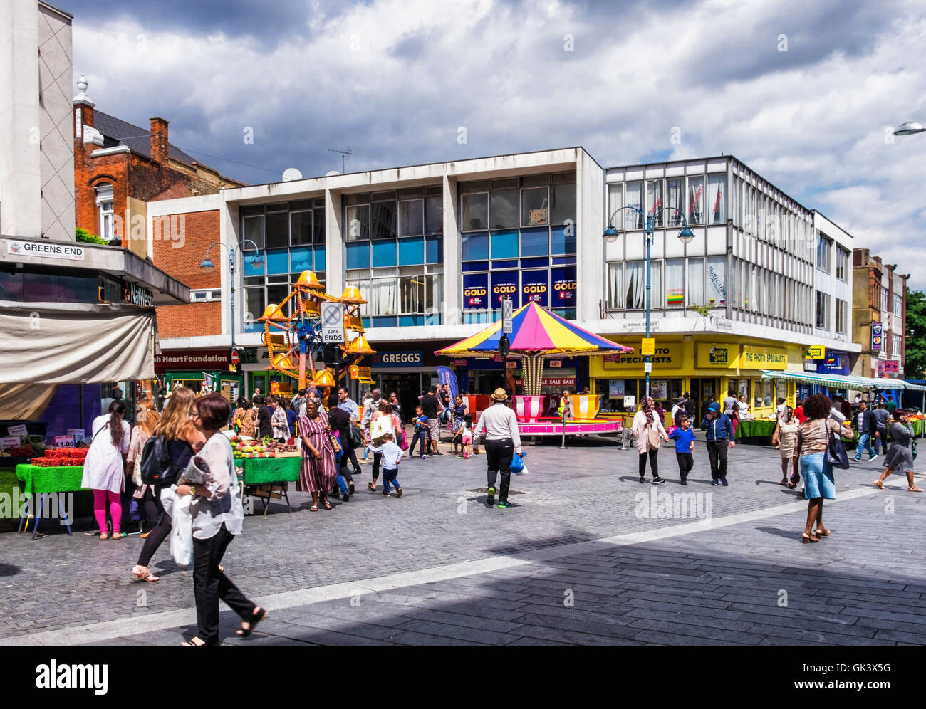 Markt, Geschäfte und Menschen Ständen in der Innenstadt von Woolwich, London, UK Stockfoto