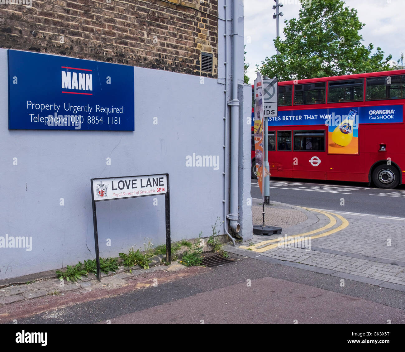 Woolwich London erforderlich Estate Agent Property Board Love Lane Zeichen und roten bus Stockfoto