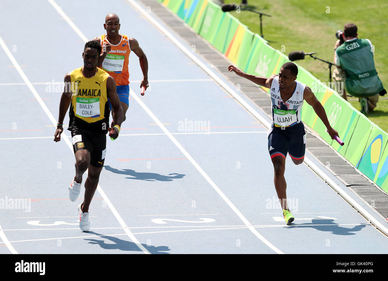 Großbritanniens Chijindu Ujah (rechts) während die Männer 4x100m Staffel heizt im Olympiastadion am dreizehnten Tag der Olympischen Spiele in Rio, Brasilien. Stockfoto