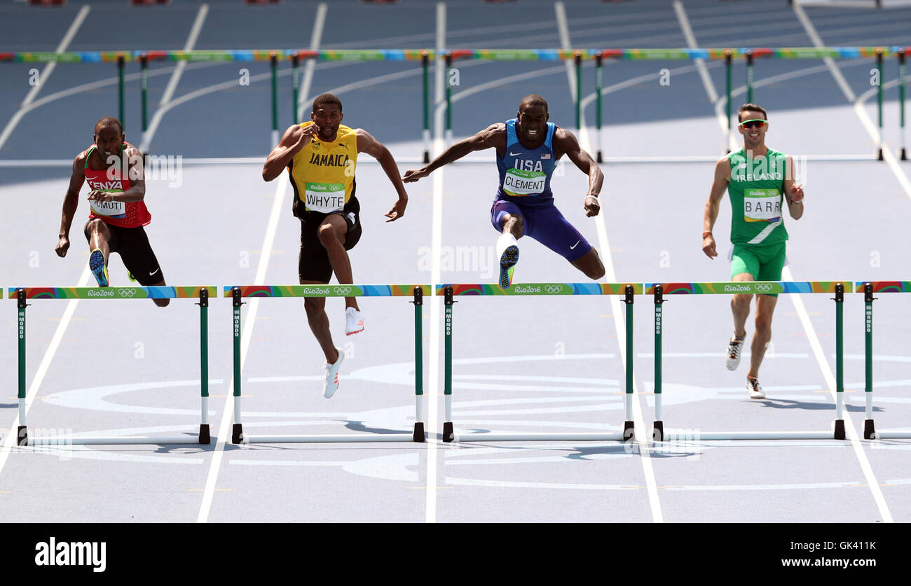 Irlands Thomas Barr (rechts) kommt auf dem vierten Platz im 400m Hürdenlauf der Männer im Olympiastadion am dreizehnten Tag der Olympischen Spiele in Rio, Brasilien USA Kerron Clement nimmt Gold nach Hause. Stockfoto