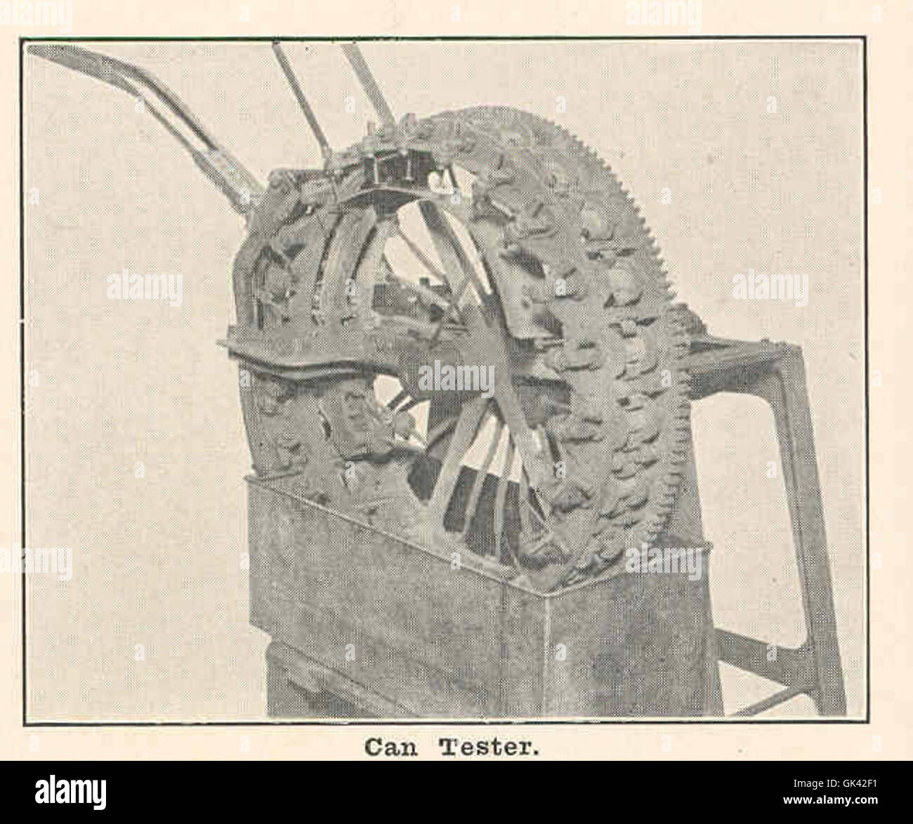 Diese Abbildung zeigt einen CAN-Tester, der von der United CAN Company zur Qualitätskontrolle im Fertigungsprozess verwendet wird. Das Prüfgerät wurde entwickelt, um die Integrität und Haltbarkeit von Dosen zu messen und sicherzustellen, dass sie vor dem Vertrieb den Industriestandards entsprechen. Stockfoto