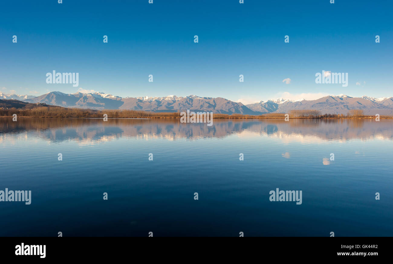 Ruhigen See mit den Bergen im Hintergrund, ruhiges Wasser, symmetrische Foto und Reflexionen Stockfoto