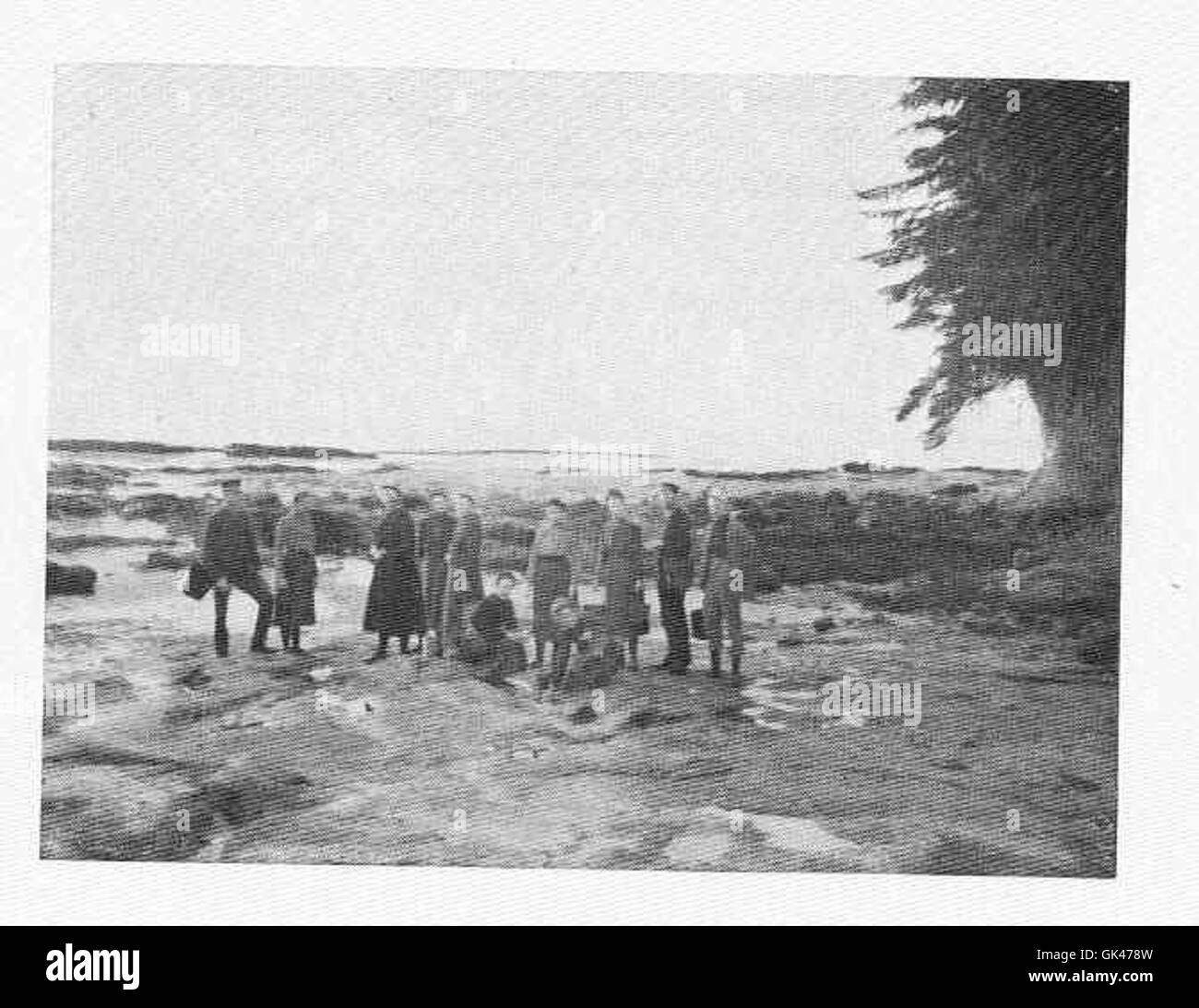 Die äußere Uferlinie weist Unregelmäßigkeiten auf, die durch die natürliche Abnutzung der Gezeitenbecken verursacht werden. Dieser Prozess wird durch Gezeiteneinwirkung, Erosion und die Bewegung des Wassers im Laufe der Zeit beeinflusst. Stockfoto