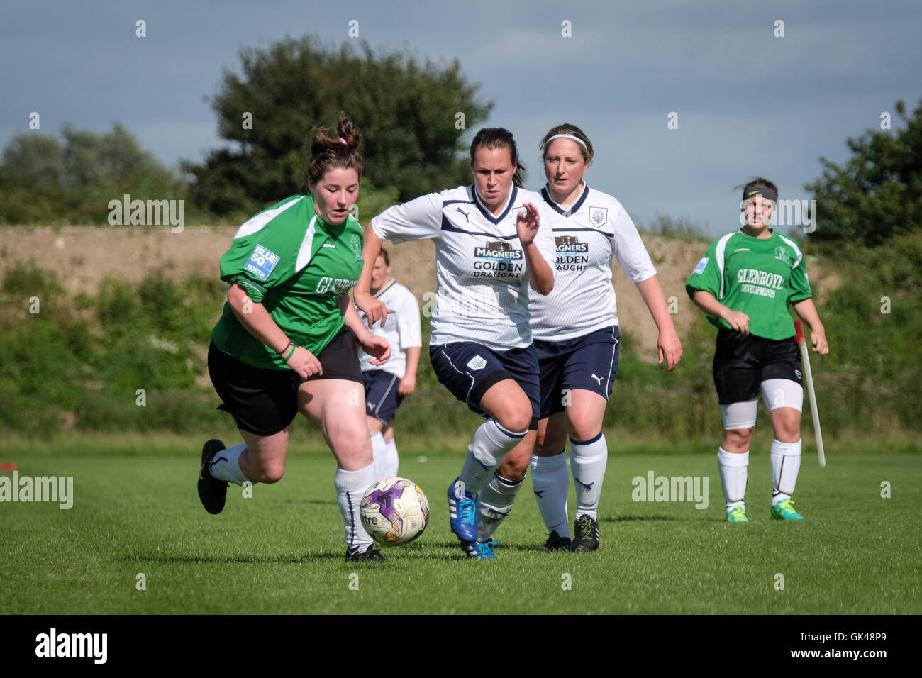 Preston North End Damen Fußballclub in den weißen Hemden nehmen auf Burscough Ladies Football Club in einem Vorbereitungsspiel Spiel Stockfoto