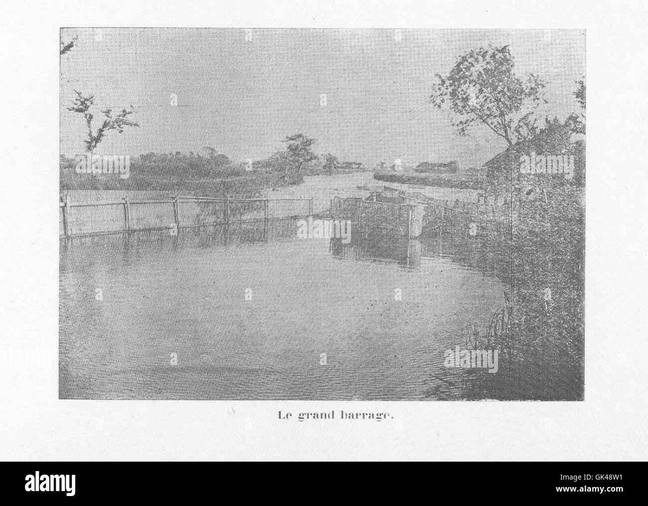 Das Grand Barrage bezieht sich auf eine große, künstliche Staumauer, die zur Steuerung des Wasserflusses bestimmt ist, typischerweise für Bewässerung, Stromerzeugung oder Hochwasserschutz. Sie dient als kritisches Infrastrukturelement in Wasserbewirtschaftungssystemen. Stockfoto