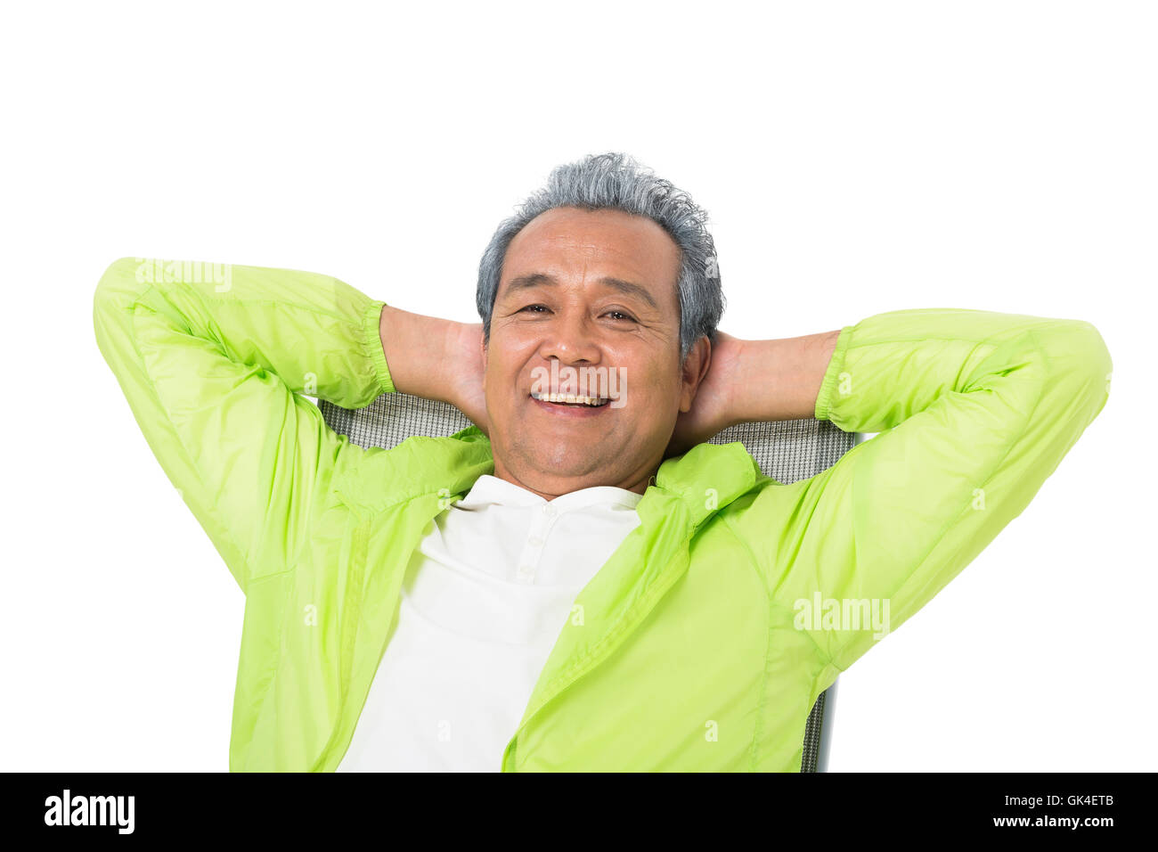 Älterer Mann sitzt auf einem Liegestuhl Stockfoto